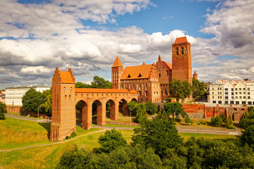 Kwidzyn Castle - Burg Marienwerder large brick gothic castle in the town of Kwidzyn, Poland, an example of the Teutonic Knights castle architecture, red bricks castle, landscape - obrazy, fototapety, plakaty