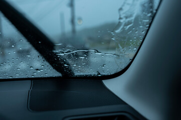 梅雨の日に車の窓ガラスについた雨粒 - obrazy, fototapety, plakaty