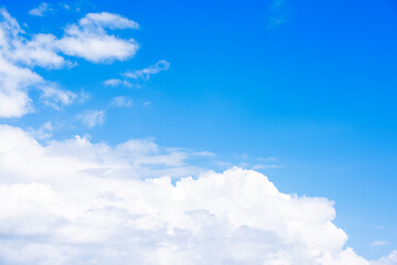 青色の夏空に湧き上がる白い雲