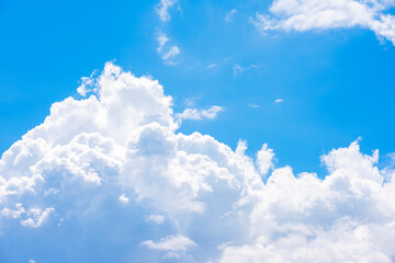 青色の夏空に湧き上がる白い雲