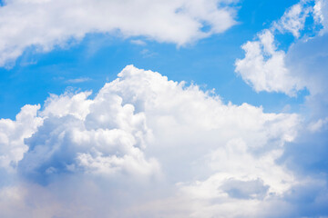 青色の夏空に湧き上がる白い雲