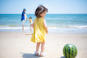 日本の夏の風物詩スイカ割りをする2歳の女の子