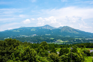 阿蘇カルデラに広がる南阿蘇村の風景と阿蘇山 © kai