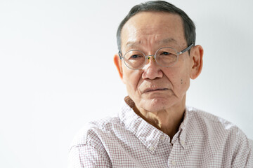 考える・シニア男性