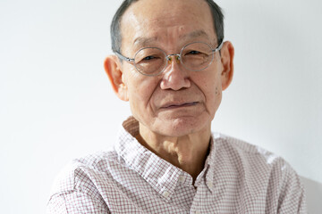 考える・シニア男性