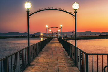 Obraz premium A romantic bridge leading to the island at sunset. Idea concept for a beach walk
