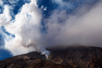 噴気を上げる秋の一切経山