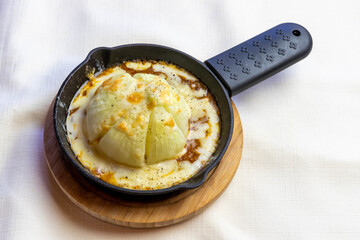 新玉葱のボロネーゼチーズ焼き