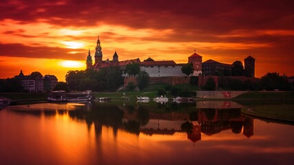 Fototapeta na wymiar Zamek Królewski na Wawelu o wschodzie słońca ze złotym niebem w tle