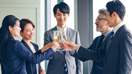 乾杯するビジネスグループ
