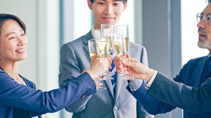 乾杯するビジネスグループ