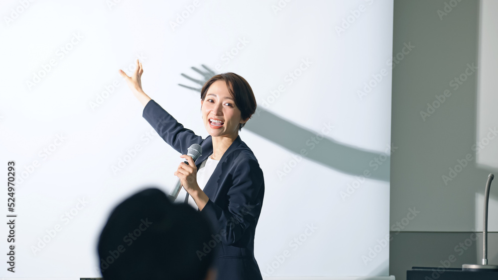 Aufkleber 登壇する女性と聴衆　セミナー　プレゼンテーション