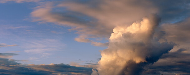 Fototapeta na wymiar Dramatisches Wolkengebilde vor blauem Himmel