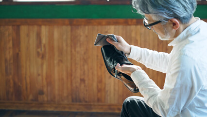 革靴を磨く男性