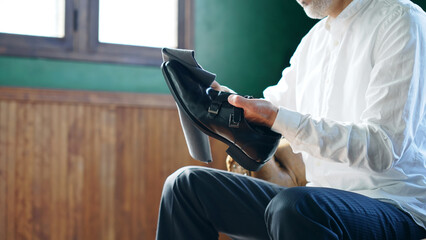 革靴を磨く男性