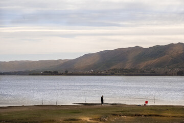 Carlos paz lago con montañas de fondo en cordoba argentina 