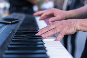 Obraz premium hands of a person playing the piano