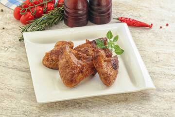 Roasted chicken wings with spicy sauce