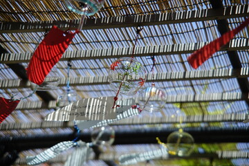 風になびくガラス風鈴、日本の夏の風景