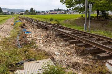 豪雨災害で地盤をえぐられた線路