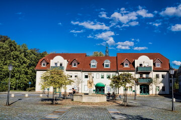 bad muskau, deutschland - marktplatz mit brunnen