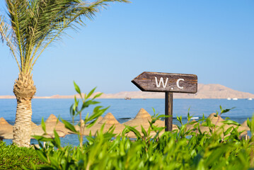 Direction to the toilet on the beach.
