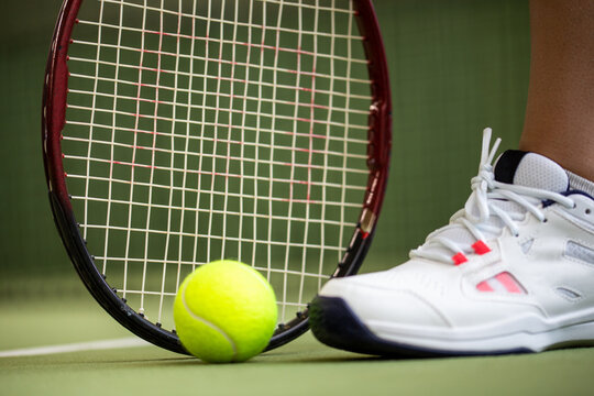 Symbolbild Tennis: Nahaufnahme von einer Tennisspielerin in der Halle