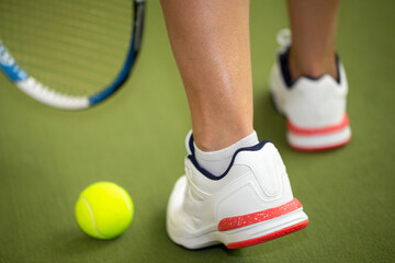 Symbolbild Tennis: Nahaufnahme von einer Tennisspielerin in der Halle - obrazy, fototapety, plakaty