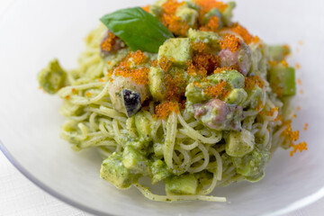 タコとアボカドの冷製バジルパスタ