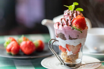 シルクアイスのいちごチョコパフェ