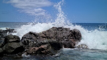 Vague s'&eacute;crasant sur un rocher &agrave; l'ile de la R&eacute;union