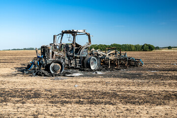 Feux de champs, carcasse de tracteur et d'un déchaumeur calciné suite à un incendie de chaumes...