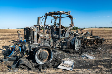 Feux de champs, carcasse de tracteur et d'un déchaumeur calciné suite à un incendie de chaumes...