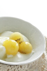 Golden Kiwi fruit and honey yogurt for healthy dessert