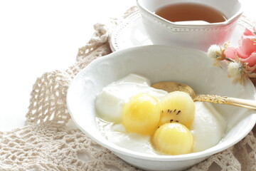 Golden Kiwi fruit and honey yogurt for healthy dessert