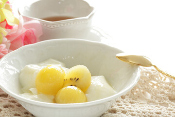 Golden Kiwi fruit and honey yogurt for healthy dessert