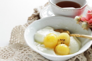 Golden Kiwi fruit and honey yogurt with English tea for healthy dessert 