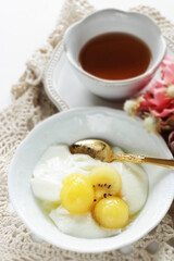 Golden Kiwi fruit and honey yogurt with English tea for healthy dessert 