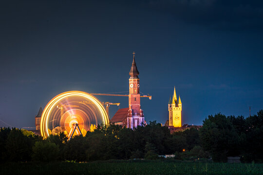 Stadt Straubing im Sonnenuntergang mit dem G&auml;ubodenvolksfest, Bayern, Deutschland