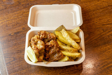 テイクアウト用のポテトフライと鶏の唐揚げ