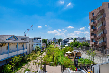 下北沢駅〜世田谷代田駅間に整備された緑豊かな遊歩道（2022年7月）