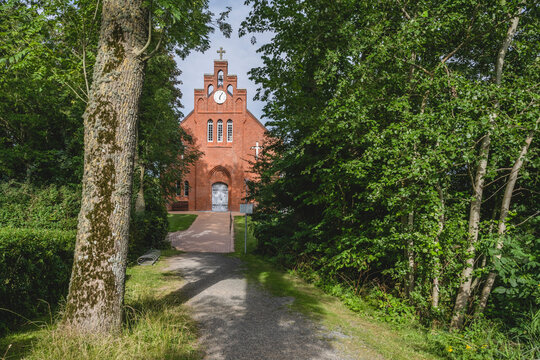 Germany, Schleswig-Holstein, Pellworm, Footpath leading toNew Church of Holy Cross