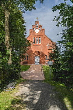 Germany, Schleswig-Holstein, Pellworm, Footpath leading toNew Church of Holy Cross
