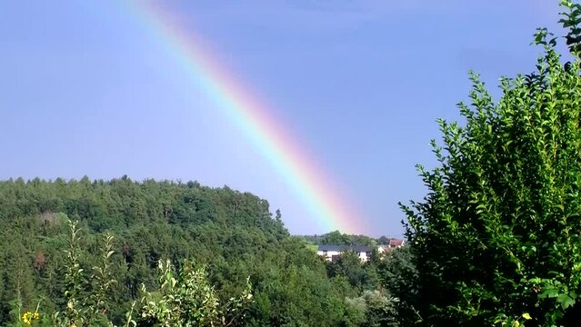 Ein farbenpr&auml;chtiger Regenbogen am Himmel