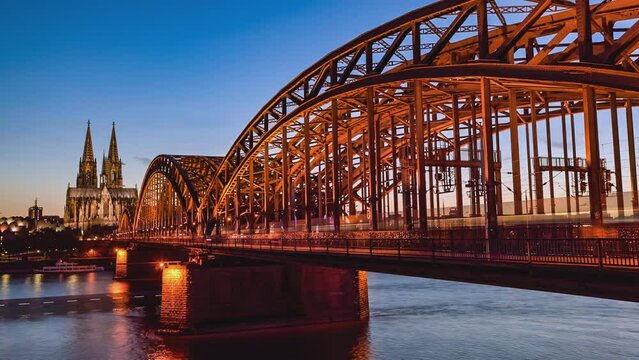 Fu&szlig;g&auml;nger und Bahnverkehr auf der Hohenzollernbr&uuml;cke in K&ouml;ln mit Aussiche auf den K&ouml;lner Dom - Zeitraffer