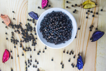 Fototapeta na wymiar Black pepper seeds isolated on white background