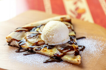 チョコバナナのデザートピッツァ+-アイス乗せ