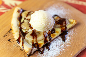 チョコバナナのデザートピッツァ+-アイス乗せ