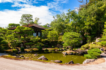 真夏の京都・仁和寺で見た、御所庭園・北庭の風景と青空に浮かぶ雲