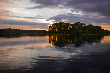 Letni zachód słońca nad jeziorem.